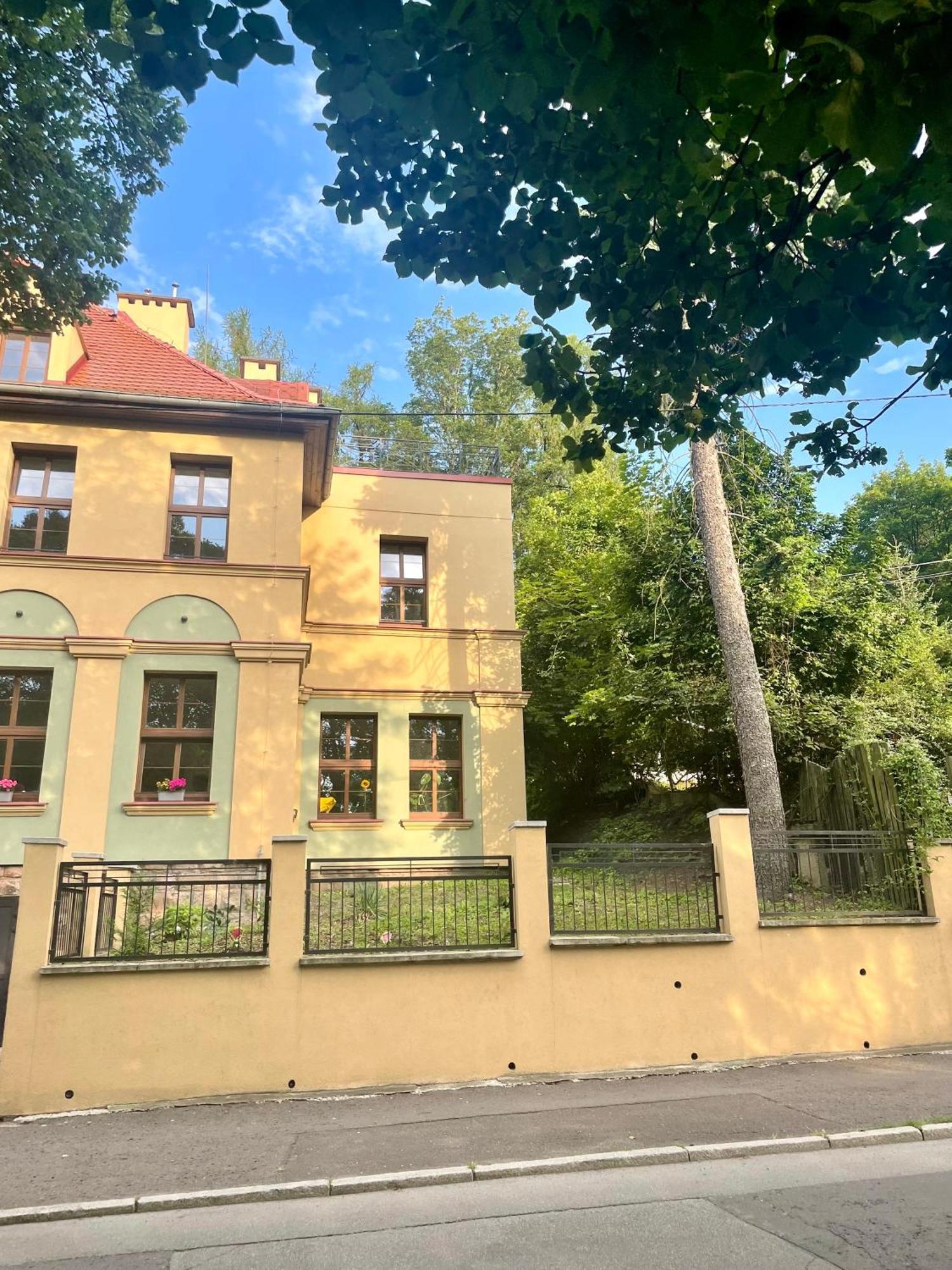 Szmaragdowa Sowa Apartment Валбжих Екстериор снимка